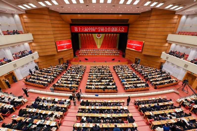 第十六届中国产学研合作创新大会胜利召开，中国工程院院士潘复生出席