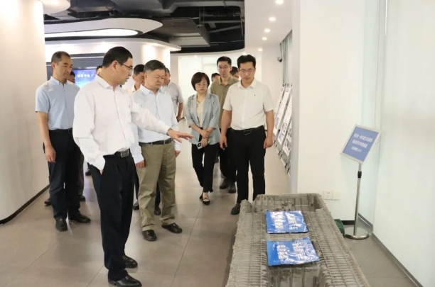 市人大常委会副主任欧顺清到我院调研，与潘复生院士亲切交流