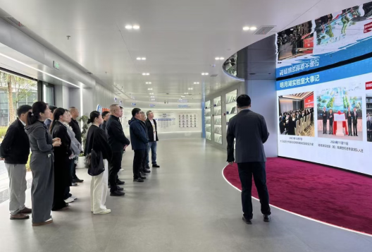 盐湖股份副总经理俞秋平率队到访明月湖实验室