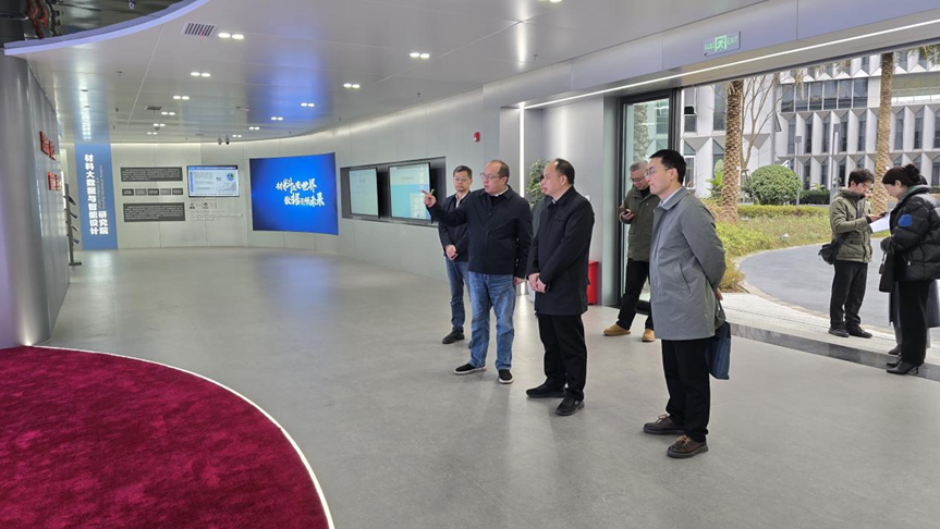 绵阳科技城党工委委员、管委会副主任杨光垚一行调研明月湖实验室