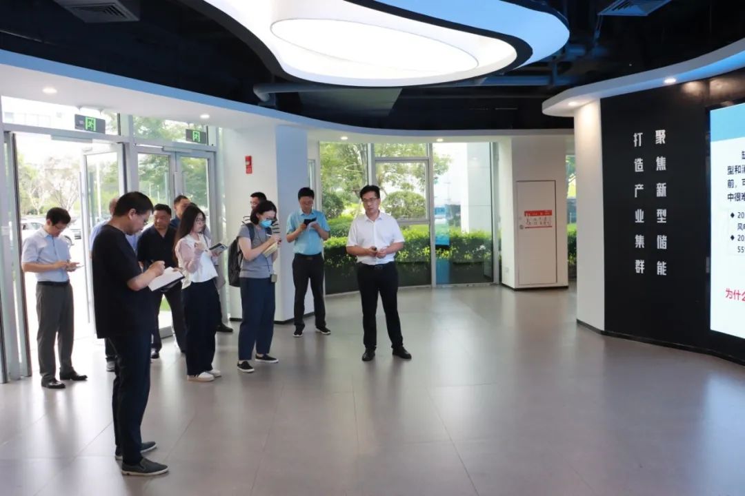 执行院长王敬丰接受新华社12位记者集体采访