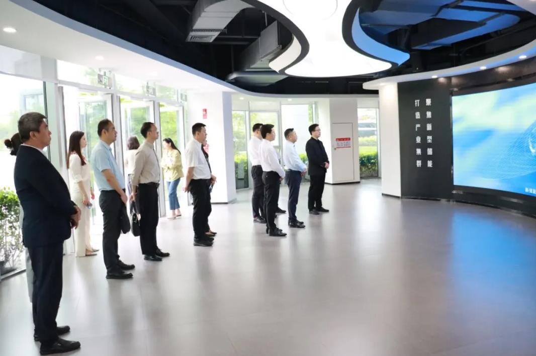 重庆市委副秘书长龚建海等一行莅临我院调研参观